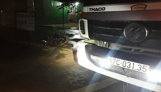 Xe máy tông vào đuôi xe tải dừng bên đường, thanh niên tử vong tại chỗ