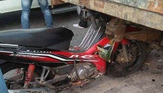 Xe máy va chạm xe công nông, 4 người thương vong