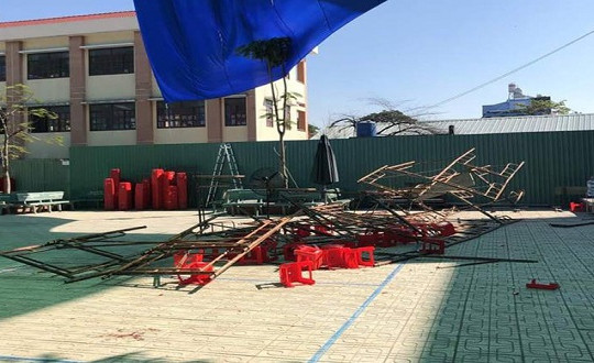 Sập giàn giáo khi đang kỷ niệm 20/11, nhiều học sinh bị thương