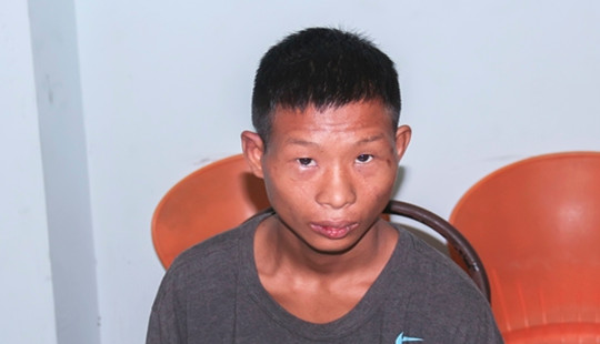 Trộm xe buýt rồi điều khiển va chạm vào lan can cầu