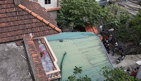 Giải cứu bé trai bị người đàn ông ngáo đá ném từ tầng 2 xuống đất