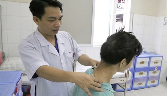 Liệt tứ chi do tự đắp thuốc, châm cứu chữa đau cổ