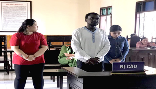 Bịa đặt khách có hàng từ nước ngoài gửi, lừa lấy hàng trăm triệu phí nhận hàng
