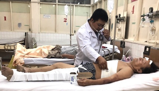 Người bán hủ tiếu gãy 4 xương sườn trong vụ sập nhà ở TP.HCM