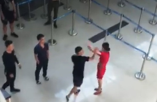 Vụ nhân viên hàng không bị hành hung tại sân bay: Do từ chối chụp ảnh cùng
