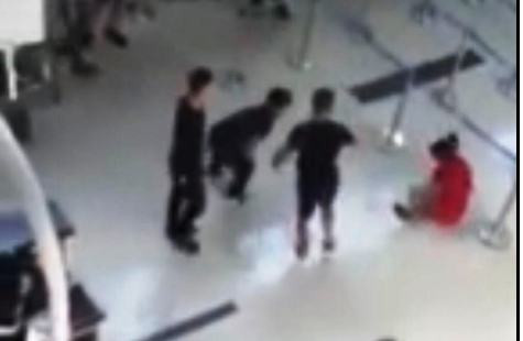 Nhân viên hàng không bị hành hung tại sân bay