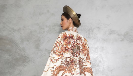 Minh Tú mang áo dài “con Rồng cháu Tiên” đến Miss Supranational 2018