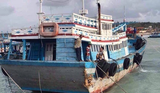 Nhà cửa đổ sập, tàu thuyền bị đánh chìm trước khi bão số 9 đổ bộ