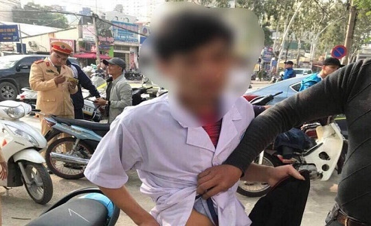 Phát hiện ma túy đá trong túi áo thanh niên mặc áo blouse trắng