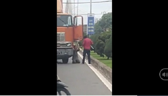 Tài xế xe container dùng dao đe dọa, ép đồng nghiệp quỳ lạy giữa đường