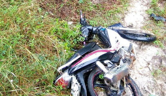 Phát hiện thi thể nam công nhân cạnh chiếc xe máy hư hỏng nặng