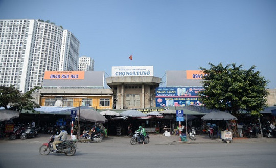 Tháo dỡ khu chợ tạm Ngã Tư Sở sau gần 10 năm tồn tại