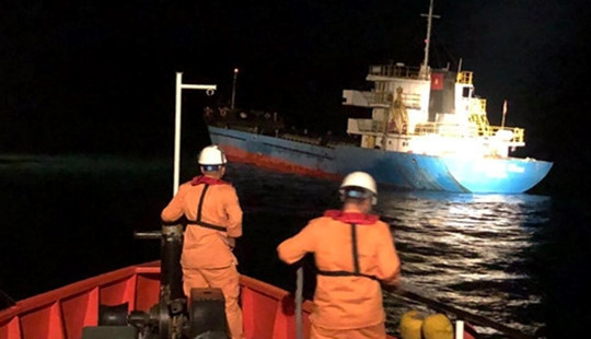 Cứu nạn thành công các thuyền viên trên tàu Hải Minh 36 va phải đá ngầm