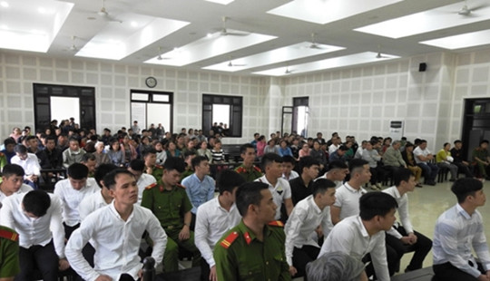 Hai nhóm côn đồ xóm chợ đâm chém nhau trên phố
