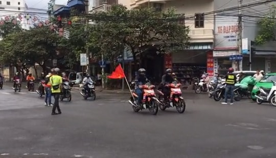Nhóm phượt thủ ngang nhiên chặn ngã tư đường để cả đoàn đi qua