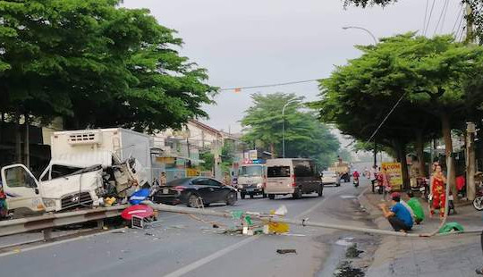 Xe tải tông dải phân cách, tài xế nhập viện vì gãy chân