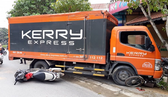 Xe thư báo trôi dốc gây tai nạn, 3 người bị thương
