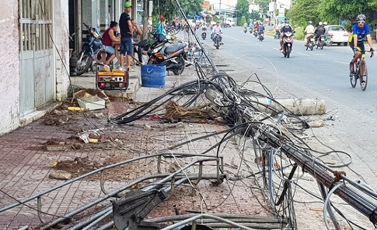 Ôtô 4 chỗ tông gãy trụ điện rồi lộn nhiều vòng