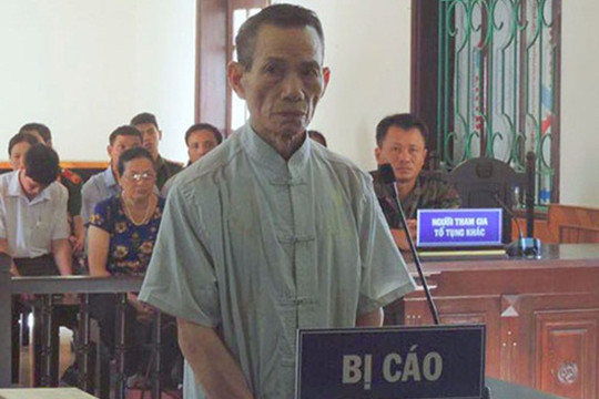 Bảo vệ 73 tuổi dụ cho kẹo rồi hiếp dâm học sinh tiểu học