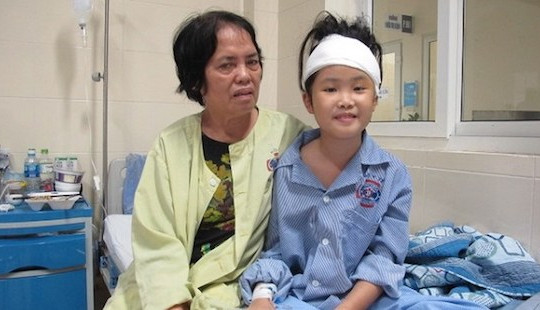 Ca mổ ngoạn mục cứu bé 10 tuổi bị u não trở về từ “cửa tử”