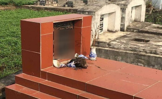 Hàng trăm bát hương ở nghĩa trang bị vỡ bất thường