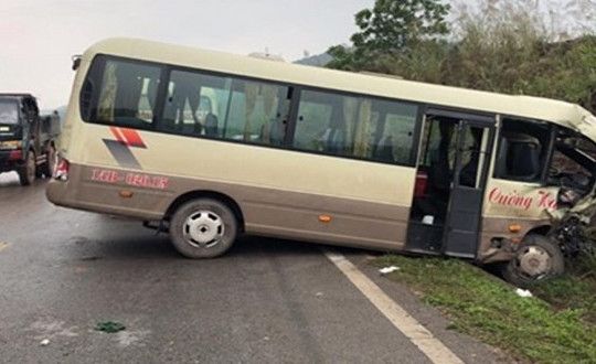 Xe tải va chạm xe khách, 8 người bị thương nặng