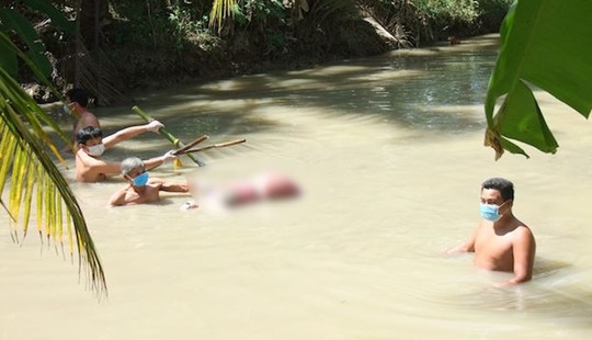 Một phụ nữ bị trói hai chân, tử vong dưới mương nước