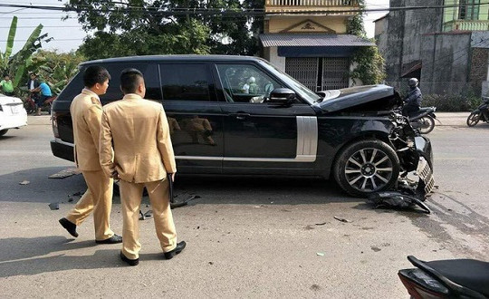 Xe sang Range Rover gây tai nạn rồi bỏ chạy