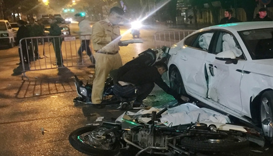 Tai nạn kinh hoàng giữa xe Audi và xe máy, 4 người thương vong
