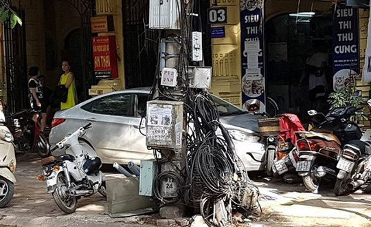 Nam sinh cấp 3 lái ô tô đâm hàng loạt xe máy ở Hà Nội