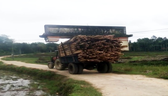 Hi hữu: Xe chở keo “chở” luôn… cổng chào của làng