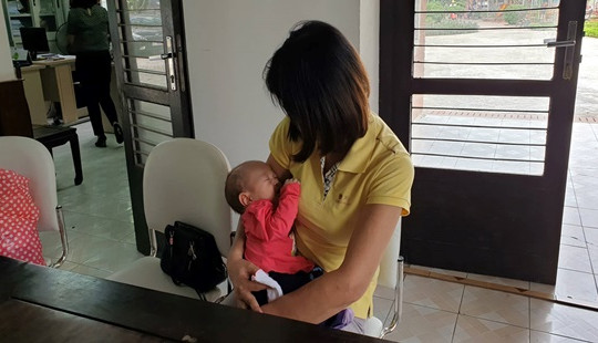 Bé trai bị vứt trong xe rác trên đường Doãn Kế Thiện