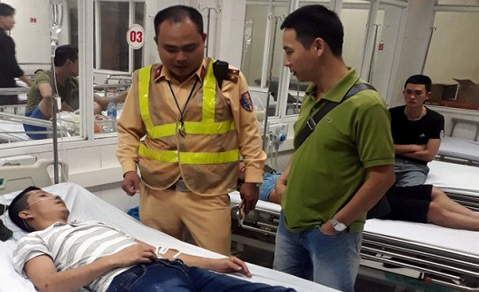 CSGT Hà Nội cứu nam thanh niên co giật khi đang lái ô tô