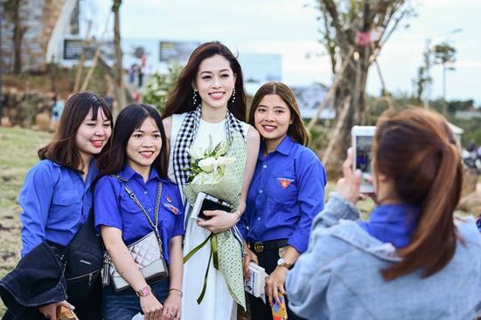 Á hậu Phương Nga bị vây kín tại Buôn Ma Thuột