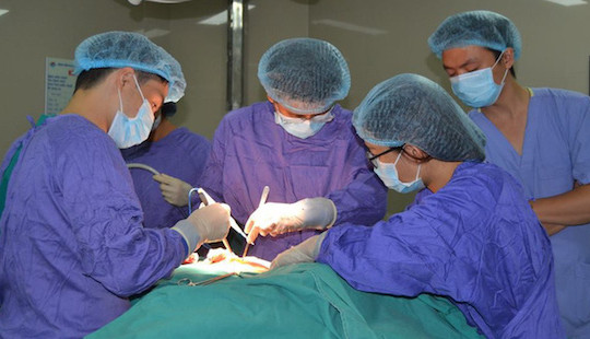 Cùng lúc cắt khối u buồng trứng và u vú cho cụ bà 74 tuổi