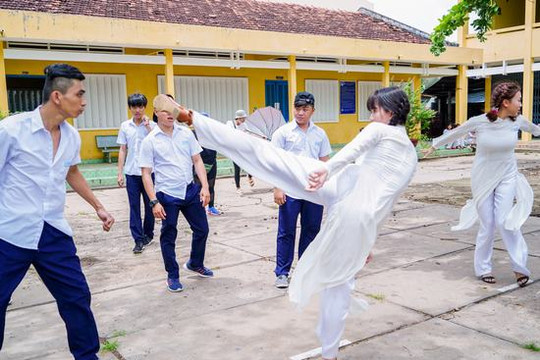 "Nữ hoàng nội y" Ngọc Trinh hóa “nữ quái” học đường trong Vu Quy Đại Náo