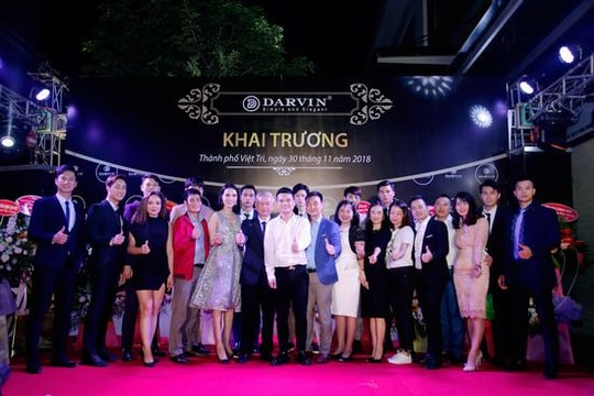 Ca sỹ Khắc Việt lịch lãm bên dàn siêu mẫu trong show khai trương thời trang Darvin