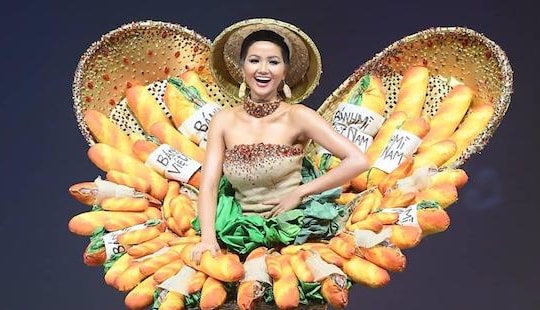 H'Hen Niê rạng rỡ mang “Bánh Mì” lên sân khấu Miss Universe