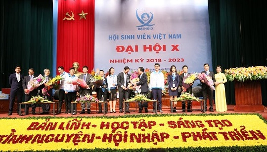 Bộ trưởng Phùng Xuân Nhạ đối thoại với sinh viên