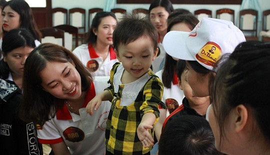 Thí sinh Hoa khôi sinh viên thể hiện lòng nhân ái bằng các hoạt động an sinh xã hội