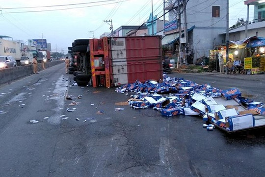 Lật xe container, hàng trăm thùng bia đổ ra đường