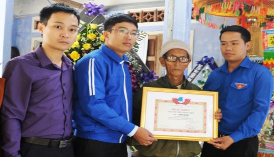 Truy tặng bằng khen cho dân quân cứu hộ người dân vùng mưa lũ