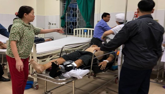 Xe khách lật trên đường, nhiều người bị thương