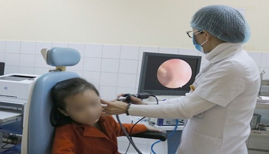 Bé gái 5 tuổi gặp nạn vì hạt cườm rơi vào tai
