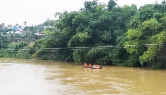 Lật ghe trong đêm, 2 cha con mất tích