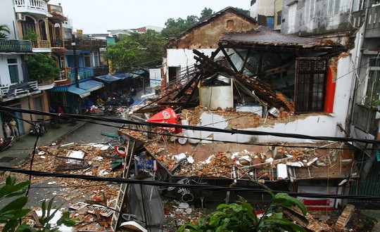 Nhà cổ 100 năm ở Huế bị sập lúc rạng sáng, 2 người thoát chết