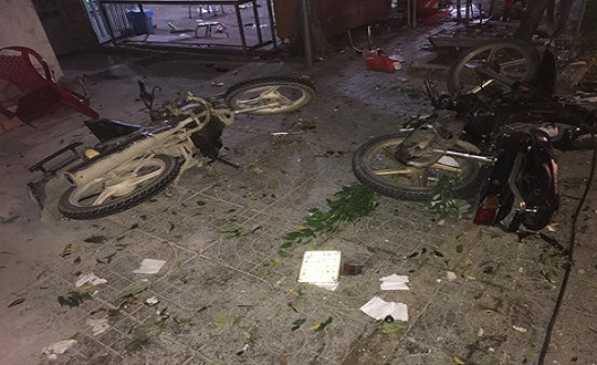 Hai người ngồi nhậu bị xe khách tông chết