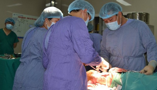 Đang đốn chè, người đàn ông bị lưỡi cưa chém ngang đùi