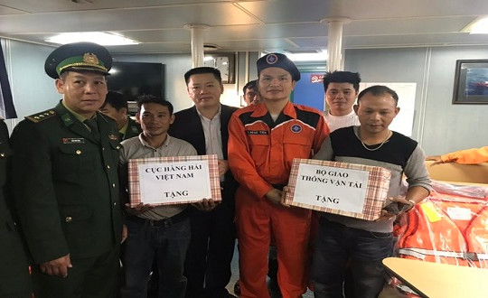 Cứu sống 13 người của du thuyền và tàu cá gặp nạn trên biển