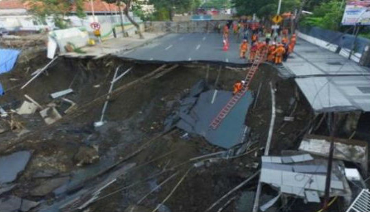 Hổ tử thần "nuốt" trọn mặt đường thành phố lớn thứ hai của Indonesia